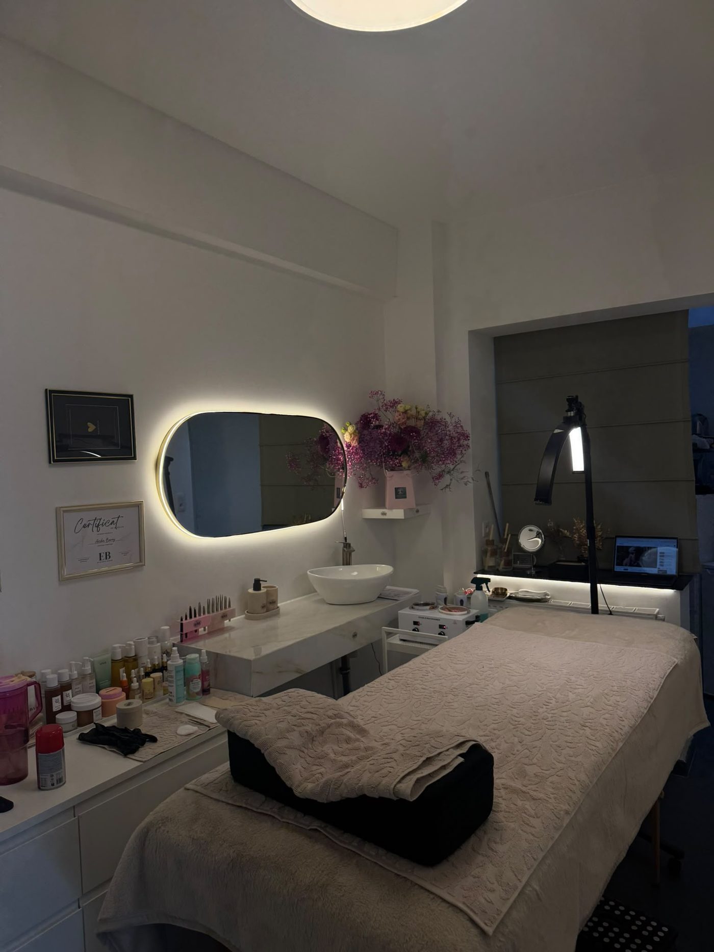 Cabine de soin de WBA Studio, miroir rétroéclairé